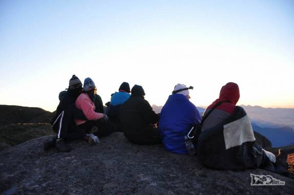 Com frio e esperando o calor do sol que acaba de nascer no Parque Nacional da Serra dos Órgãos, no Rio de Janeiro